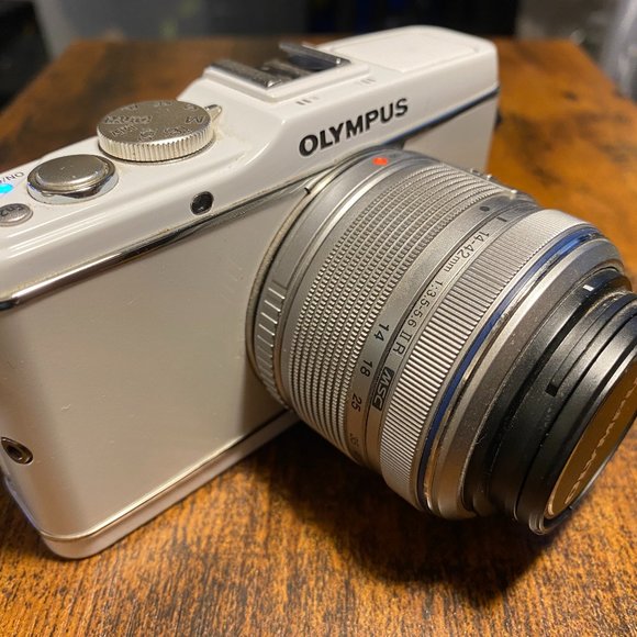 Olympus Ep-3 with 14-42mm lens (GREAT CONDITION!) White - Picture 1 of 4